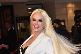 Doch es kommt noch besser. Daniela Katzenberger Braune Haare Uberraschen Fans Brigitte De
