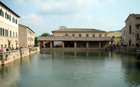 Alle terme di bagno vignoni vengono curate malattie otorinolaringoiatriche e delle vie respiratorie, oltre a patologie ginecologiche, reumatiche e della locomozione. Terme Di Bagno Vignoni Enjoytoscana It