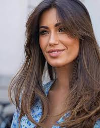 Taglio di capelli lunghi e lisci con ciuffo da bambina. Tagli Capelli 2021 Tendenza Capelli Corti Medi E Lunghi