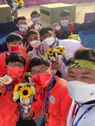 湯智鈞，射箭運動員，2019 年效力於中華企業射箭聯賽中華青年隊。 2018 年雅加達亞運，他和搭擋魏均珩、羅偉旻在金牌戰打敗勁敵韓國奪得男子團體金牌，個人賽在 32 強賽以 1：7 敗給緬甸的 htike lin oo 。 Owx Hzjw2mmoym