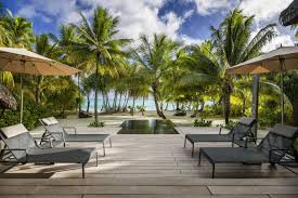 Composed of a dozen small islands surrounding the crisp turquoise lagoon. The Brando Sudsee Tahiti Bei Journey D Luxe Buchen