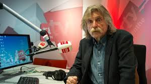 Zij luidt de noodklok nu critici zelfs haar overleden moeder in het verhaal betrekken. Johan Derksen Weer Thuis Na Val Van Trap Rtv Drenthe