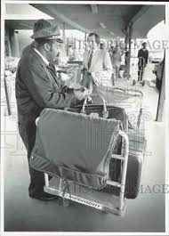 1982 Press Photo Skycap Sam Cureton tags bags at old Charlotte Airport  terminal