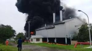 Semoga pekerja masih dilindungi allah, tulis arie untung. Kebakaran Terminal Pertamina Di Indramayu Warga Dengar Suara Ledakan Bagian 1