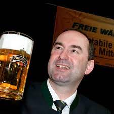 „wir haben heute gott sei dank 14 landkreise, bei denen die außengastro geöffnet* werden kann. Coronavirus Bayern Wirtschaftsminister Aiwanger Ladt Zum Brauerei Gipfel Bayern