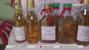 La tradición promete salud y prosperidad, y además es una forma de honrar a la madre tierra. 1 August Die Tradition Des Trinkens Von Cana Con Ruda Themen 2021