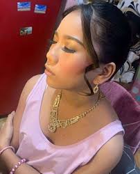 Renowned beauty educator and celebrity artist biography