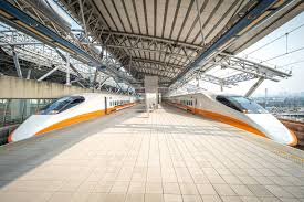 Trenurile transportă oameni de aproape două secole, însă în ultimii ani acestea au ajuns să atingă viteze care rivalizează cu cele ale avioanelor moderne. Cele Mai Rapide Trenuri Din Lume Cum AratÄƒ Trenurile Care AleargÄƒ Cu Peste 300 De Kilometri La OrÄƒ Life Ro