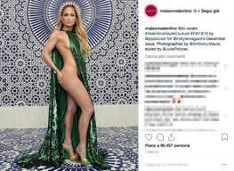 Il vestito verde di j.lo che ha fatto epoca (e scandalo). Jennifer Lopez A 49 Anni Supera Se Stessa L Abito Di Valentino Svela Il Corpo Perfetto Moda D It Repubblica