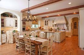 Bucătărie in stil country cu mobilier din lemn masiv vopsit și patina. 33 Amazing Country Chic Kitchens Brimming With Character