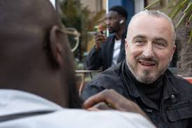 Quel plaisir, et surtout quel honneur que m'a fait Wesley Ngo Baheng en me  proposant non seulement de participer mais d'être l'invité central de "La  Causerie". Il faut dire qu'il y avait