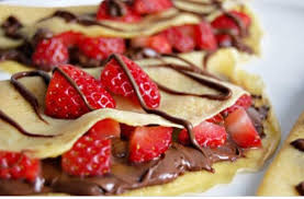Crepe doce dobrado com Nutella e morangos frescos
