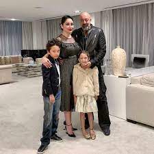 Sanjay Dutt With Family Sanjaydutt Duttfamily Bollywood Celebrities Bollywood Photo
