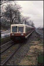 Die S9 In Form Des Damals Neuen 485010 Fahrt Am 16 4 1992 Auf Dem Weg Nach Charlottenburg In Schoneweide Ein S Bahn Bahn Berlin Bahn