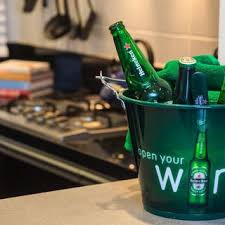 Balde De Cerveja Heineken De Braccini Lima Arquitetura 68083 No Viva Decora As garrafas de vidro continuam sendo a maneira mais popular de beber heineken. balde de cerveja heineken de braccini