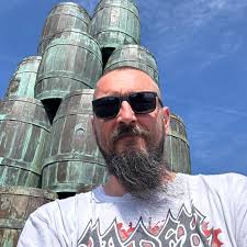 Back to chool. Prawdziwy egzamin dziś o 22:00 #powtórka Premierowy odcinek  z Titusem już w niedzielę o 16:05! Tomasz "Titus" Pukacki