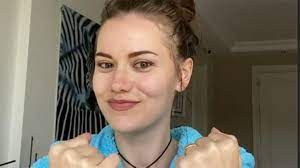 Fahriye evcen is an actress who married with burak özçivit.what do you think about her face ? Burak Ozcivit In Esi Fahriye Evcen Sosyal Medyayi Salladi