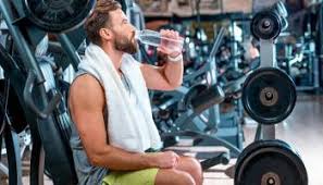 ما كمية السوائل اللازمة للرياضيين