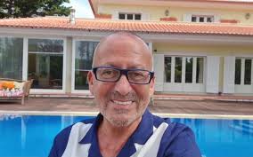 Embora nascido em lisboa, foi, ainda em criança, viver para coimbra, onde fez o liceu e viveu até aos 17 anos, altura em que regressou a lisboa para começar a sua vida, independente. Manuel Luis Goucha Foge Do Calor Do Alentejo E Relaxa Na Luxuosa Mansao De Sintra Video Nova Gente