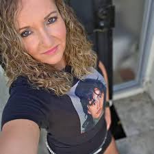 Hi I'm Sara a 62 year old dull woman now living in Donegal, Ireland. My  hobbies are sea swimming, telling people about my sea swims & my friend  Sammy the seal &