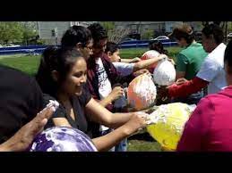 Dinamicas Amp Juegos Para Jovenes El Balde Regadera Youtube Camping Games Summer Games Learning Activities