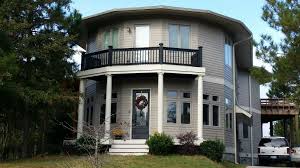 A Beautiful Twist On A Deltec Homes Round House With Crescent Wing With The Entryway Placed On The Rounded Crescent Octagon House Round House Round Building