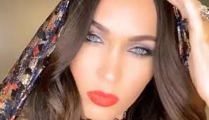 Machine gun kelly has seemingly revealed he wears megan fox's blood in a glass vial in a valentine's day tribute to his partner. Megan Fox Lip Syncs Machine Gun Kelly Song In Viral Video