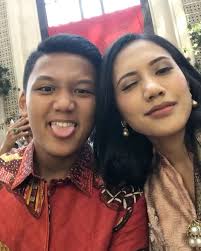 Sudah 17 tahun lamanya @calvinkomarudin menjadi eksperimen  @benazirkomarudin dan aku untuk latihan parenting 😛, Selamat datang di  adulthood Didot!, Kira-kira eksperimen aku dan Bena berhasil nggak ...