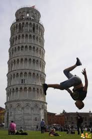 La torre pendente di pisa, chiamata semplicemente torre pendente o torre di pisa, è un campanile posto vicino al duomo di pisa, nella celeberrima piazza dei miracoli. Foto Con La Torre Di Pisa Immagini Divertenti