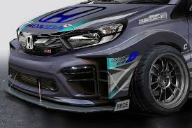 Pada edisi 2020 ini, gaya modifikasi yang wajib peserta kreasikan adalah racing garage. Ketika Honda Brio Terpapar Virus Drifting