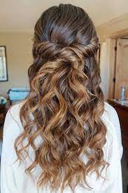 Graduation hairstyles that you will see today are your presents for being a good student! 36 Amazing Graduation Hairstyles For Your Special Day Penteados Penteado Noiva Cabelo Penteado