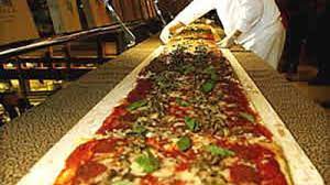 A fost nevoie de 20 de minute pentru întinderea şi rularea aluatului, cu 5. Cel Mai Lung Lant De Pizza Din Lume Tentativa De Intrare In Cartea Recordurilor Mobile