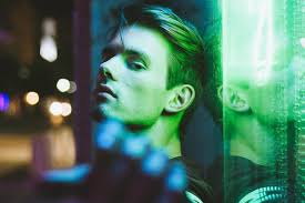 Premiere: Between Giants captures atmospheric pleasure