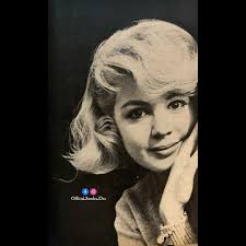 Happy Vintage Movie Magazine Monday friends! Today we have a beautiful  photo of Sandy from the July, 1959 issue of Photoplay. Hope you're all  having a good week so far. 💛 . . . . . . #