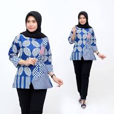Untuk menampilkan kesan penampilan yang lebih formal biasanya sang pria memilih memakai batik couple lengan panjang, dengan bawahan berupa celana kain polos bewarna hitam. 45 Model Tunik Batik Modern Elegan Kerja Kombinasi Bergaya