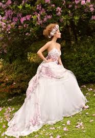 Ad un abito da sposo blu puoi abbinare senza problemi una scarpa di colore nero o giocare con le per i colori puoi giocare in concordanza o contrasto con la cravatta, mentre per la piega puoi. Abiti Da Sposa Colorati Per Un Matrimonio Originale Sposalicious