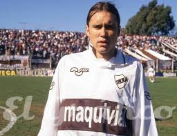 Y no precisamente a su favor. Del Chacho Jugador A Tecnico Racing De Alma