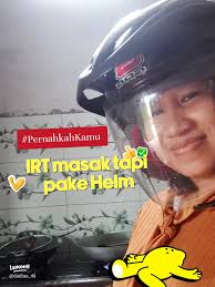 Serunya Masak Sambil Pakai Helm: Pengalaman Unik di Dapur