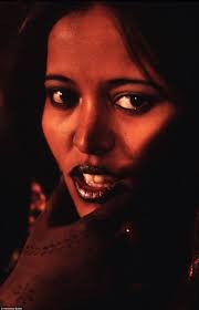 الطوارق" قبائل تعيش في الصحراء الكبرى .. في هذه القبائل المرأة هي السيدة ,  هي من تختار شريك حياتها وهي من تقرر الطلاق وتكشف وجهها في حين يلثم الرجل  وجهه ...