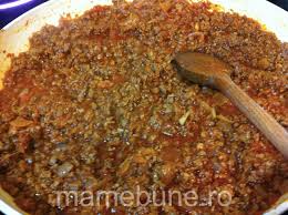 Amestecati bine, bine cu o spatula sau o lingura din lemn, separand grauntele de carne (nu trebuie sa se aglomereze in bulgari). ReÈetÄ Spaghete Bolognese Cu Sos De Carne TocatÄ Mamebune Ro