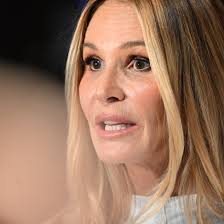 Leading Breast Cancer Group Responds to Elle Macpherson's Alternative  Treatment Plan