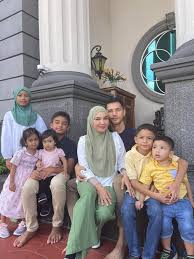 Dato' aliff syukri adalah anak ketiga kepada pengasas sendayu tinggi, rozita ibrahim. Aliff Syukri Terlajak Laris Facebook