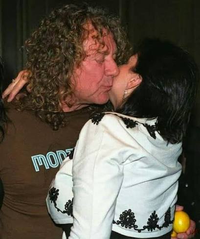 A lucky fan about to squeeze his lemon! 🍋 😂 #robertplant #ledzeppelin #squeezemylemon #thelemonsong #rock #music