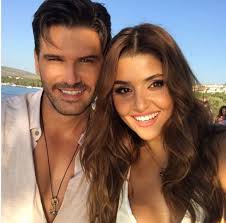 Yakışıklı oyuncu tolgahan sayışman, 2008'de miss globe kainat. Almeda Abazi Den Esi Tolgahan Sayisman In Rol Aldigi Star Tv De Ki Siyah Inci Dizi Setine Baskin Fiskos Haberleri