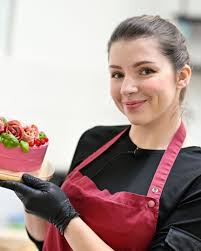 Anna Burkhardt erschafft Torten aus Wurst