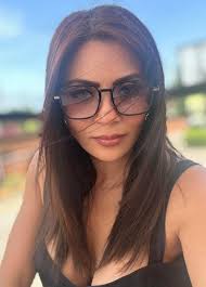 Hey! Please can someone help and edit me into the middle to replace my  bridesmaid (girl in blue) in this pictures of my friends. Soo busy