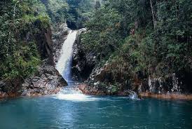 Kemolekan air terjun ini berjenjang. Air Terjun Biru Lata Berembun Pahang Negeri Pahang