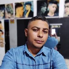 El futbolista de CD FAS, Edgar Medrano, inauguró este día su propia  barbería en Santa Ana. El colombiano vino al país y ya tomó el reto del  emprendiento.