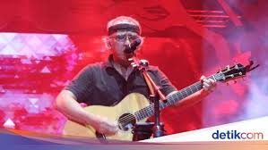 Bung hatta adalah lagu yang terdapat pada album iwan fals yang berjudul country.song & lyric : 8 Perjalanan Karier Iwan Fals Nomor 5 Paling Heboh