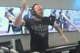 En appelant ce numéro vous pouvez participez aux jeux de la matinale. Video Bruno Dans La Radio Vacher Pete Un Cable Au Jeu Des 30 Secondes